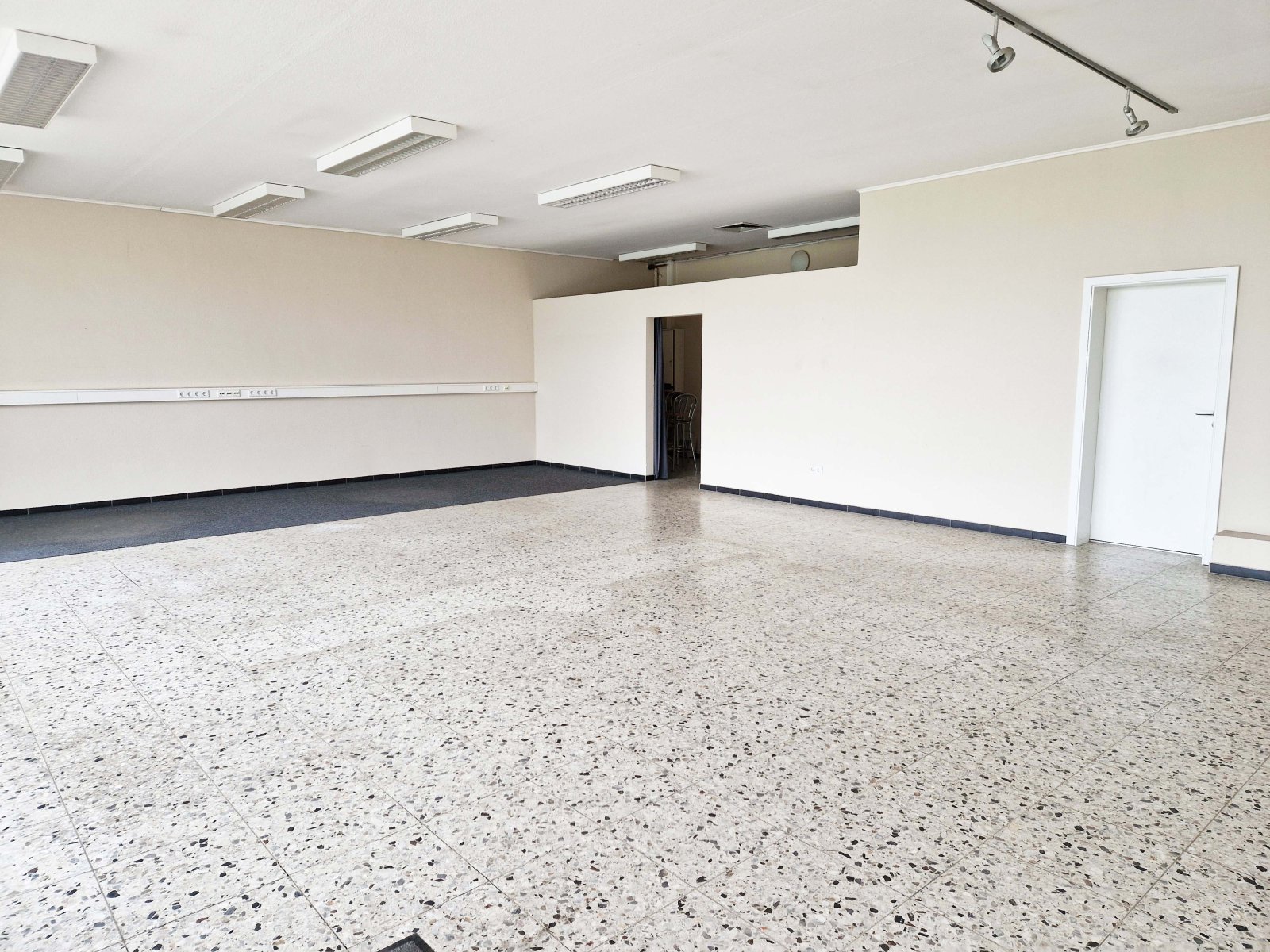 **vermietet** Gewerbefläche mit vielfältigen Nutzungsmöglichkeiten