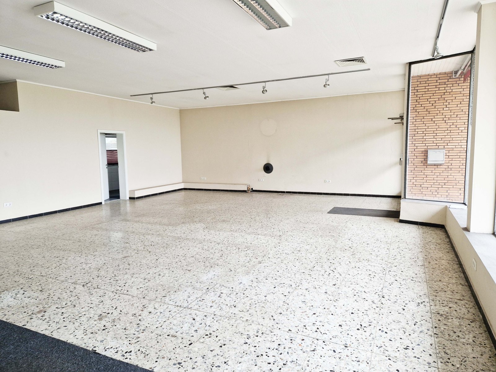 **vermietet** Gewerbefläche mit vielfältigen Nutzungsmöglichkeiten