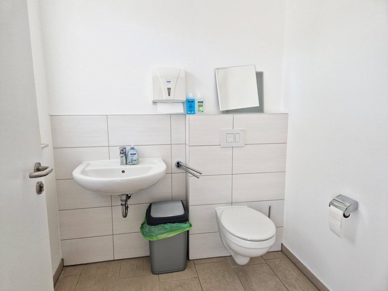 **vermietet** Barrierefreie 2-Zimmer Single-Wohnung mit großem Balkon, Fahrstuhl, Einbauküche und Stellplatz