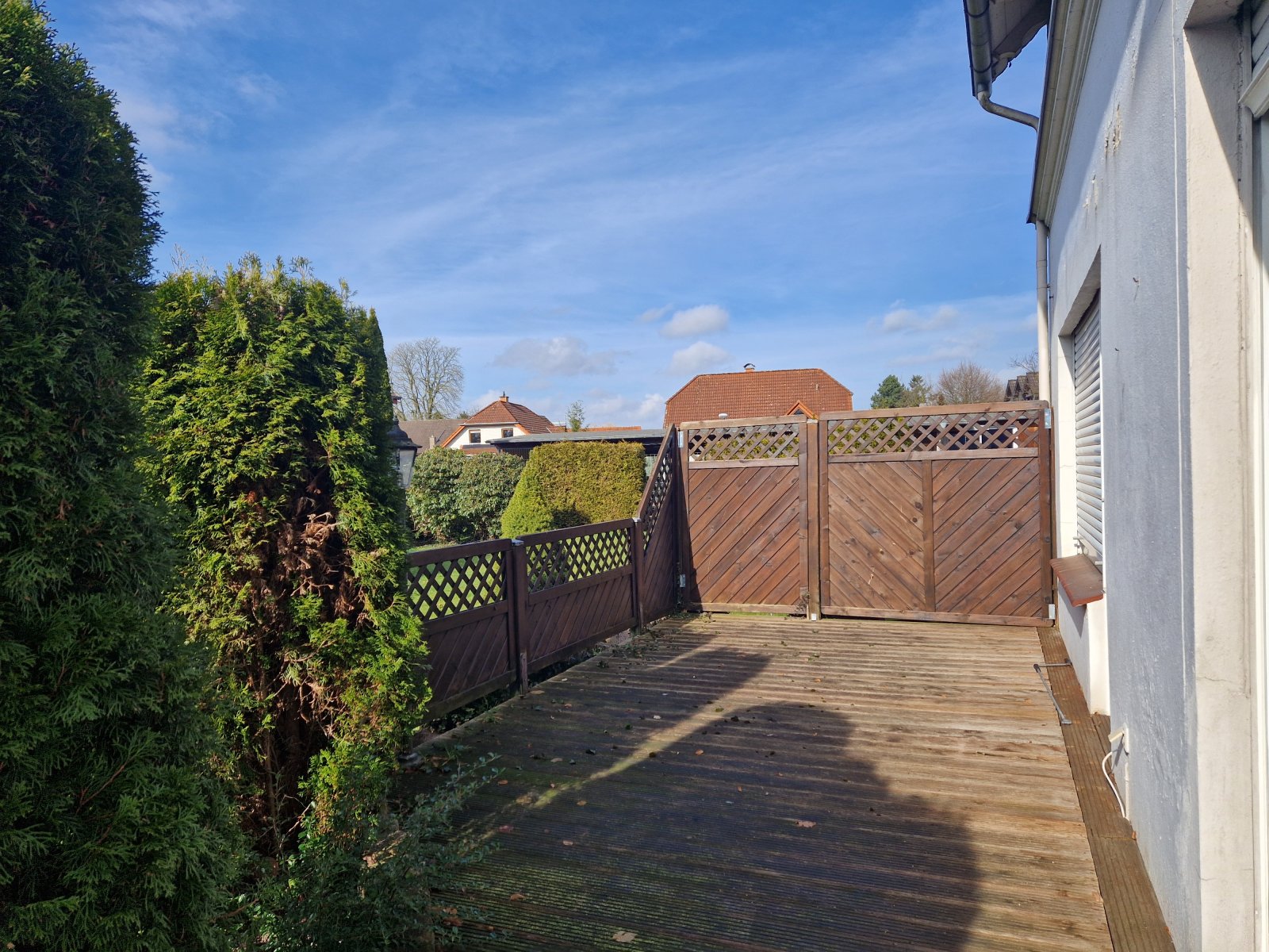 Erdgeschosswohnung mit Terrasse, Einbauküche, Carport-Stellplatz und optionaler Gartennutzung