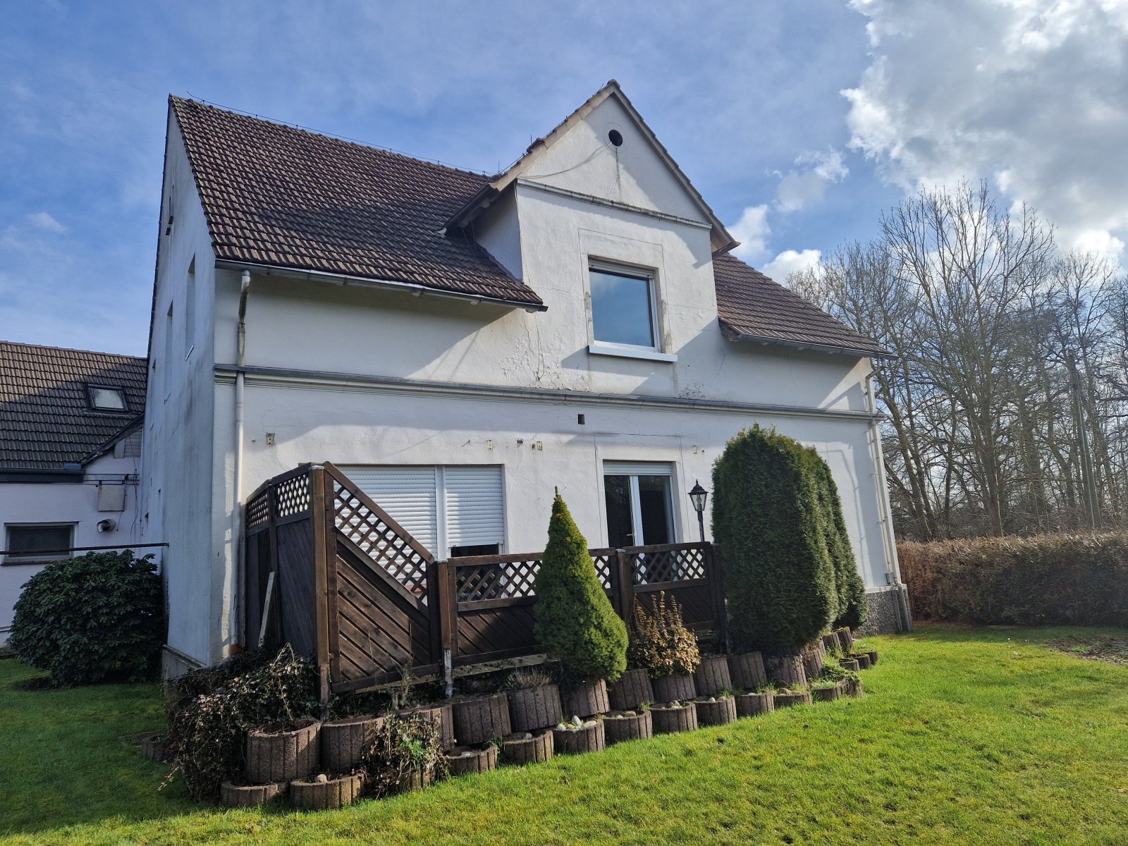 Erdgeschosswohnung mit Terrasse, Einbauküche, Carport-Stellplatz und optionaler Gartennutzung