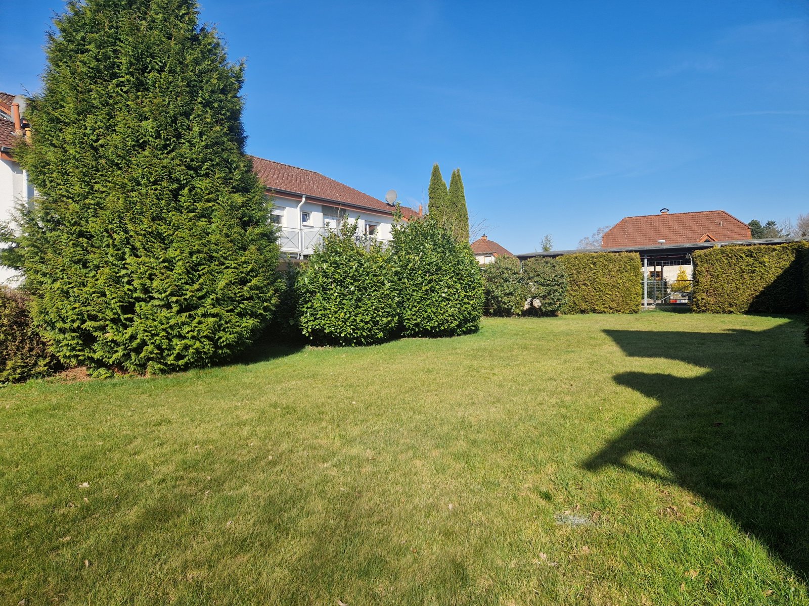 Erdgeschosswohnung mit Terrasse, Einbauküche, Carport-Stellplatz und optionaler Gartennutzung