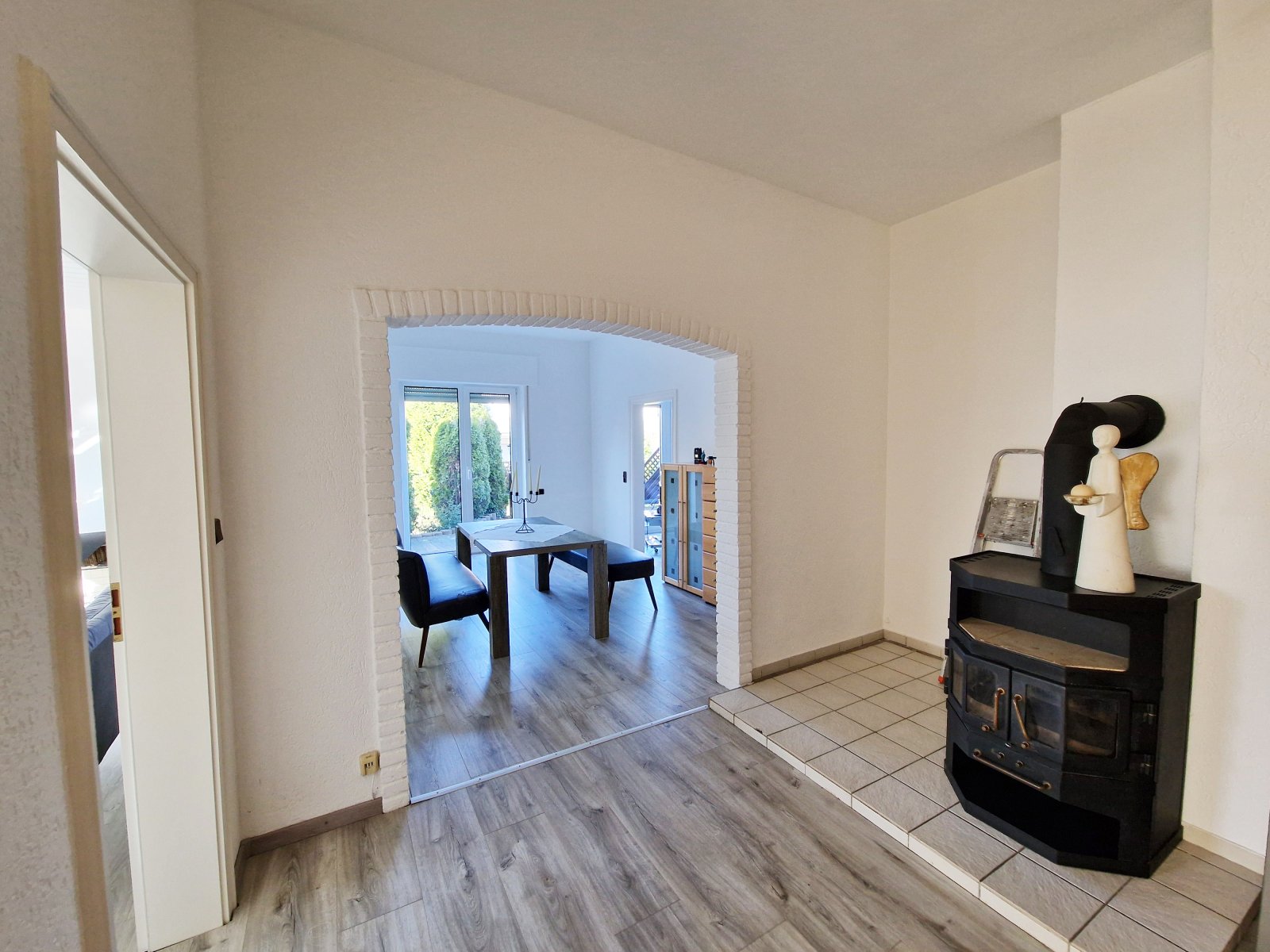 Erdgeschosswohnung mit Terrasse, Einbauküche, Carport-Stellplatz und optionaler Gartennutzung
