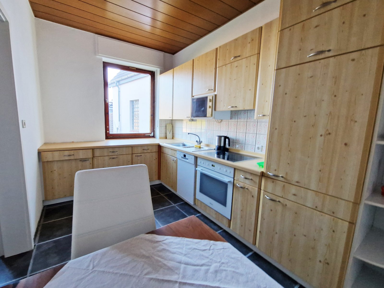 Erdgeschosswohnung mit Terrasse, Einbauküche, Carport-Stellplatz und optionaler Gartennutzung