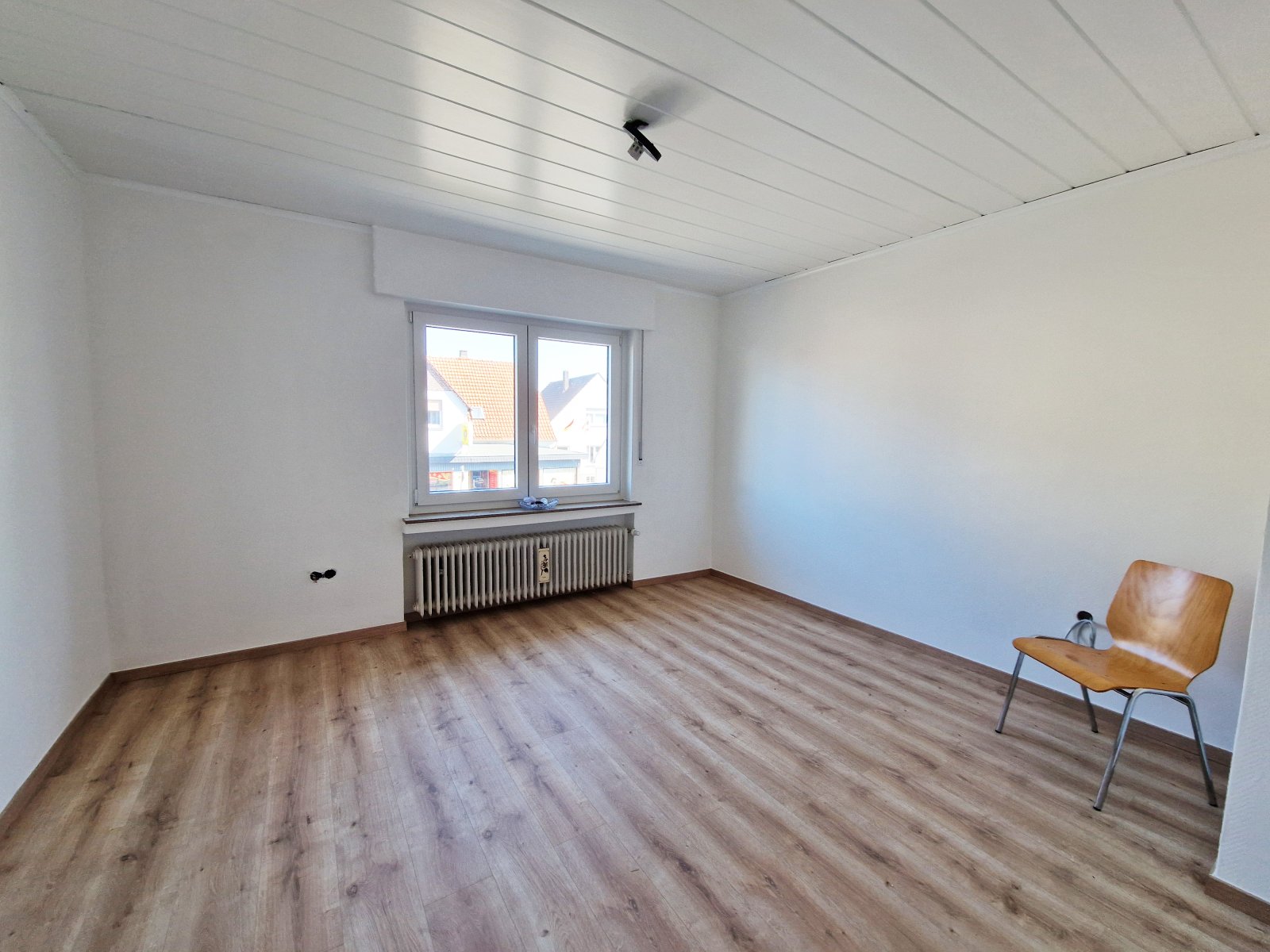Modernisiert, großzügig, mit Einbauküche und Garten