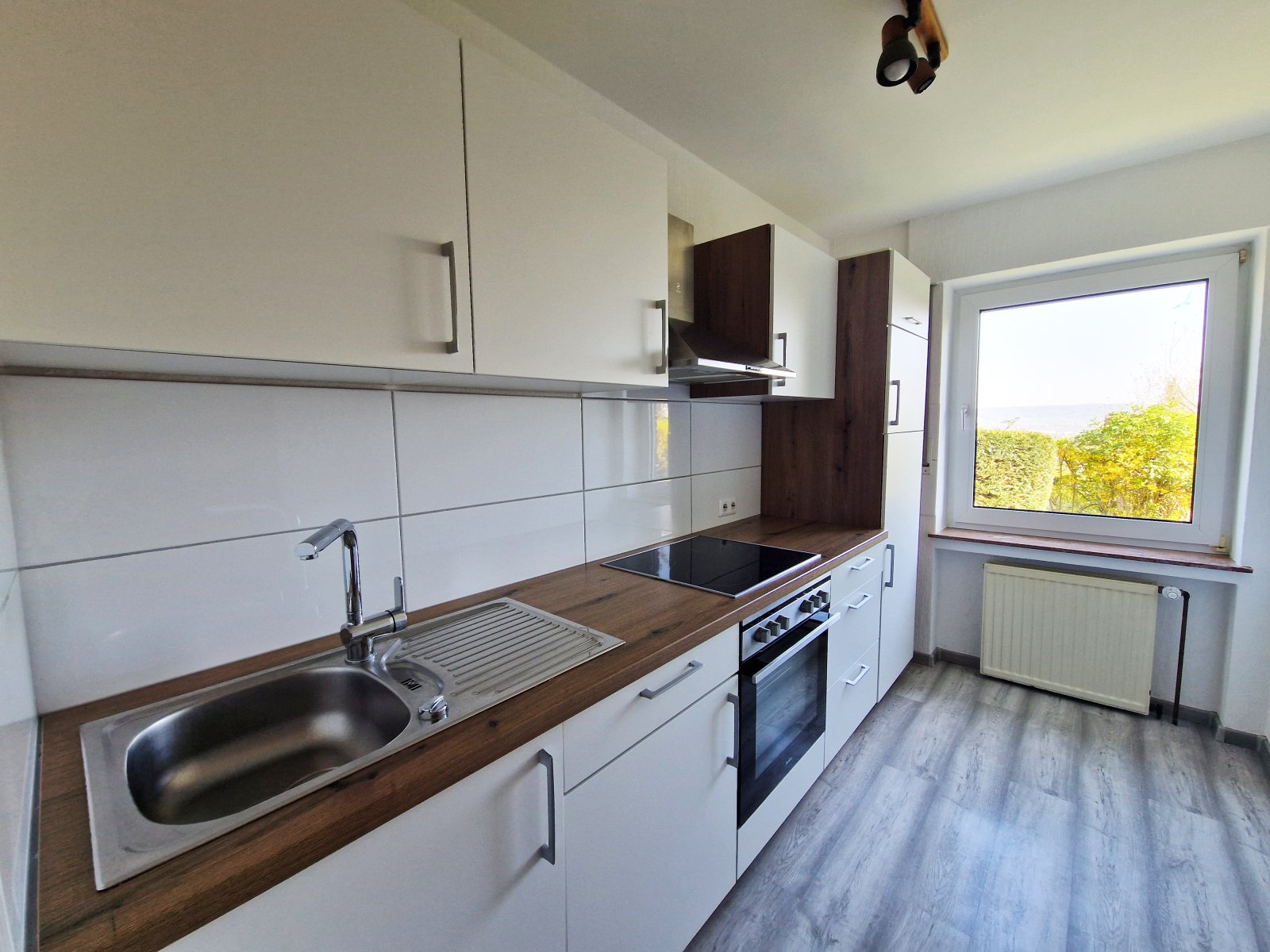 Souterrain-Singlewohnung mit Terrasse und Einbauküche in wunderschöner Lage