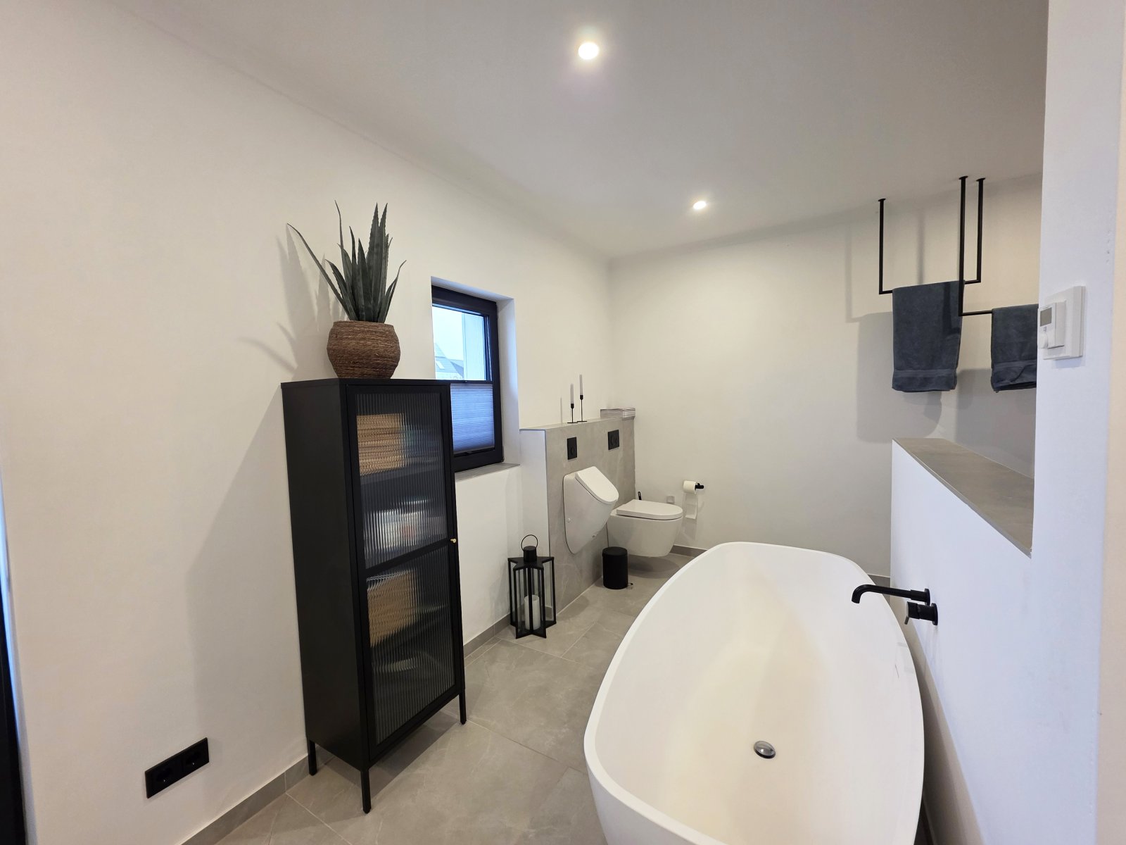 Moderner Minimalismus trifft zeitlosen Altbaucharakter mit Ausbaupotenzial 