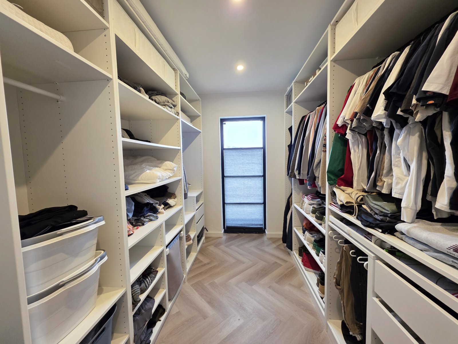 Moderner Minimalismus trifft zeitlosen Altbaucharakter mit Ausbaupotenzial 