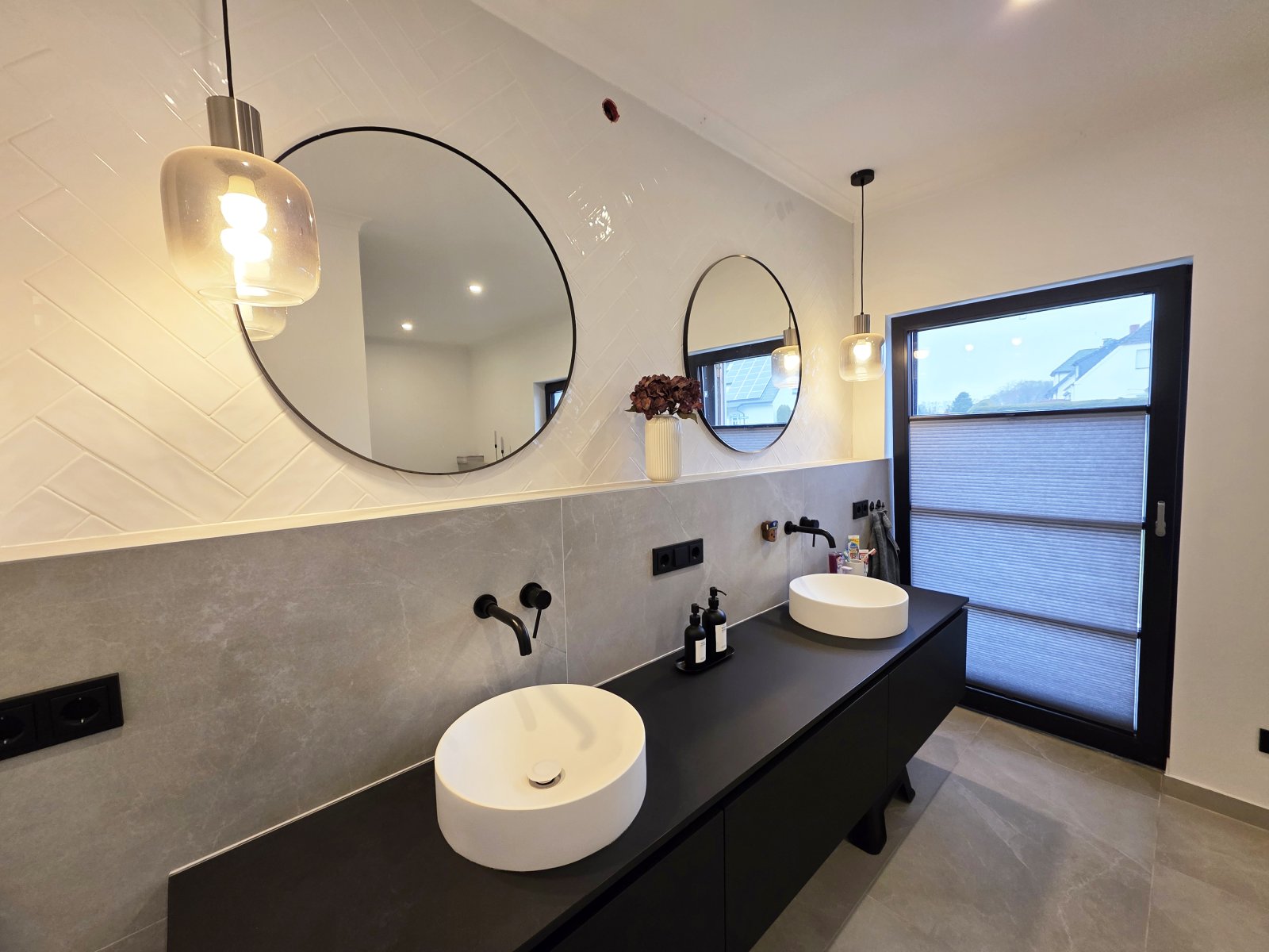 Moderner Minimalismus trifft zeitlosen Altbaucharakter mit Ausbaupotenzial 