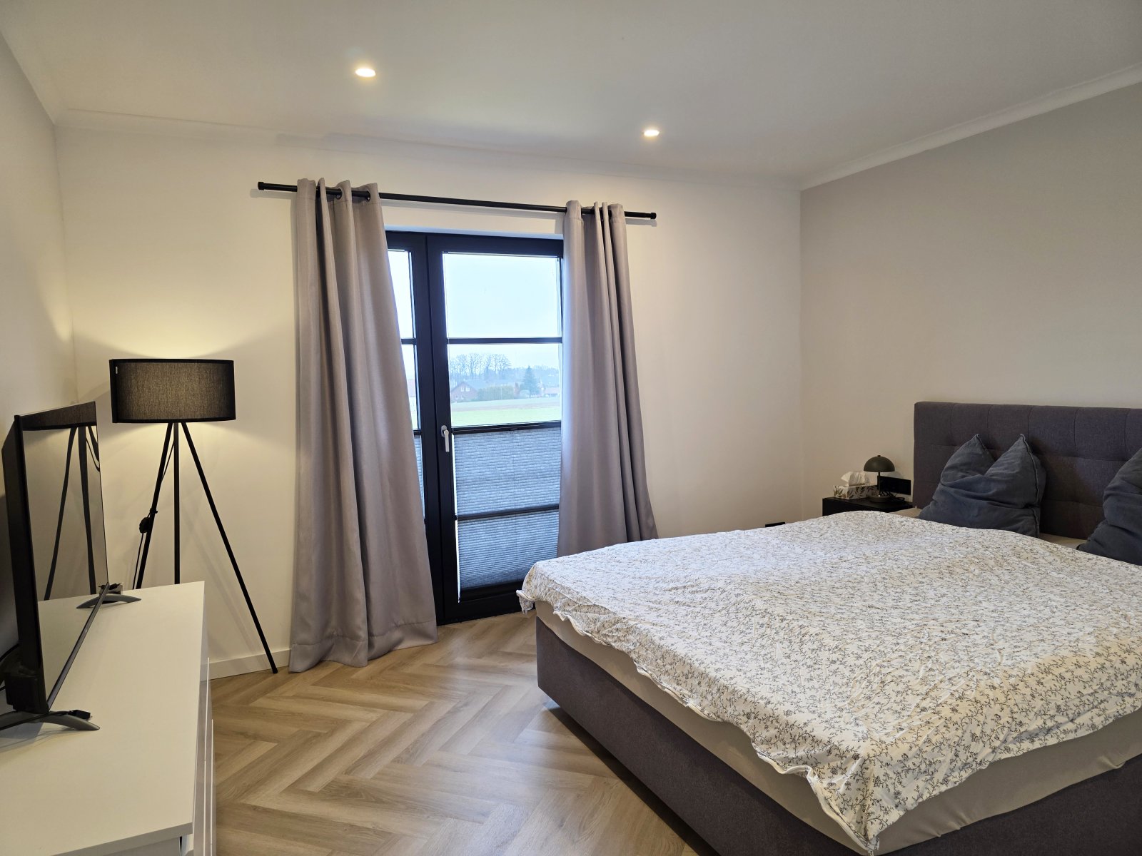 Moderner Minimalismus trifft zeitlosen Altbaucharakter mit Ausbaupotenzial 