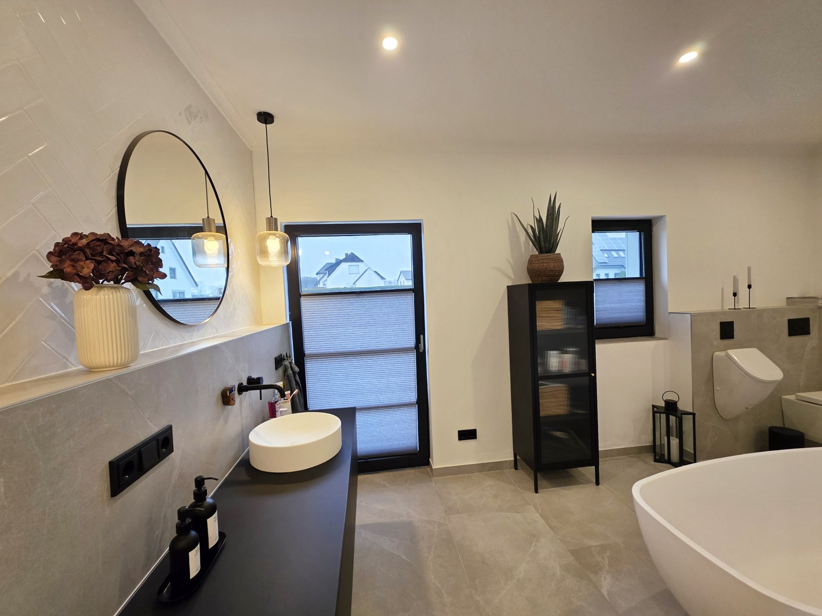 Moderner Minimalismus trifft zeitlosen Altbaucharakter mit Ausbaupotenzial 