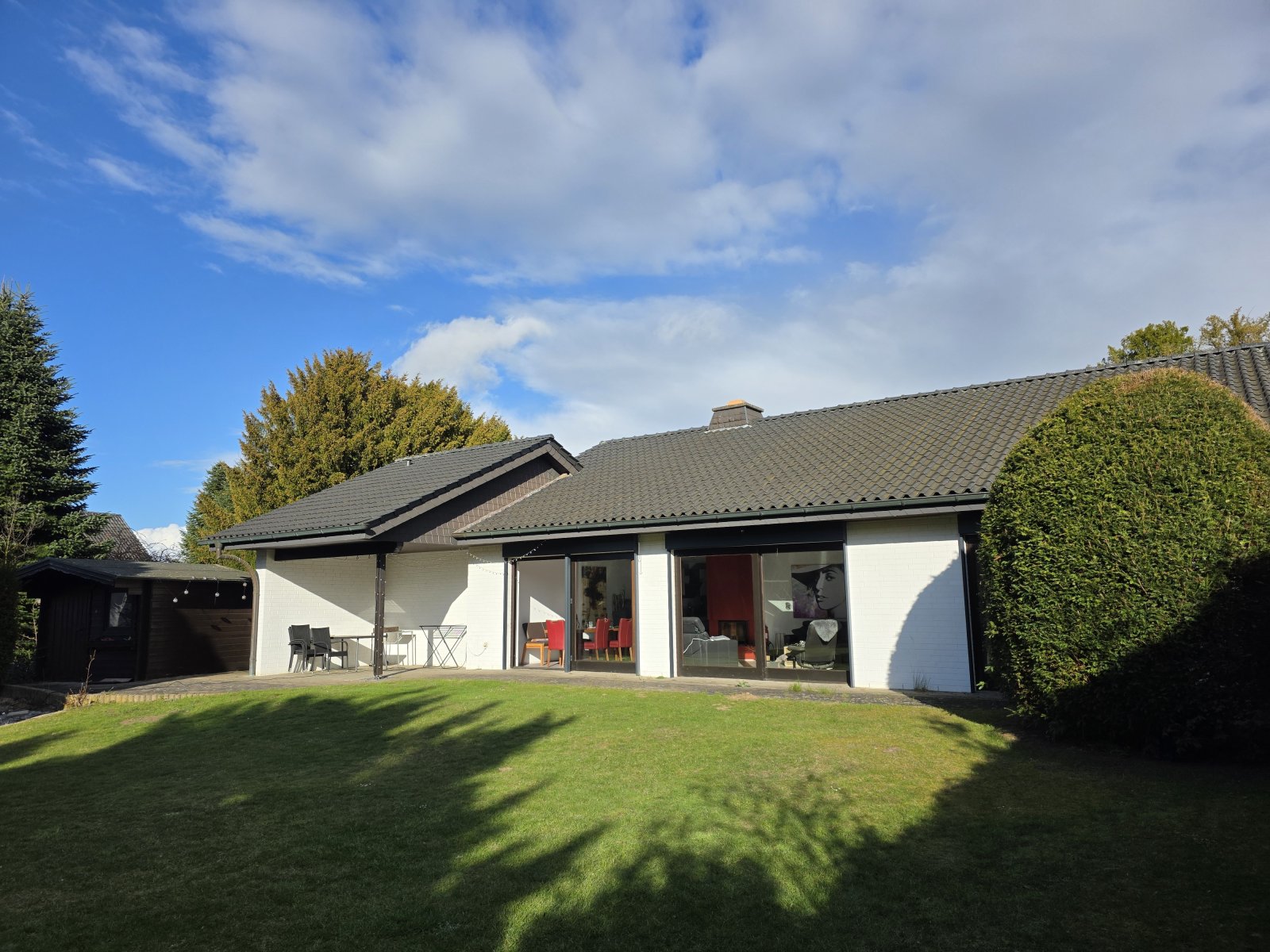 Komfortabler Bungalow auf großzügigem Grundstück im Herzen von Mennighüffen