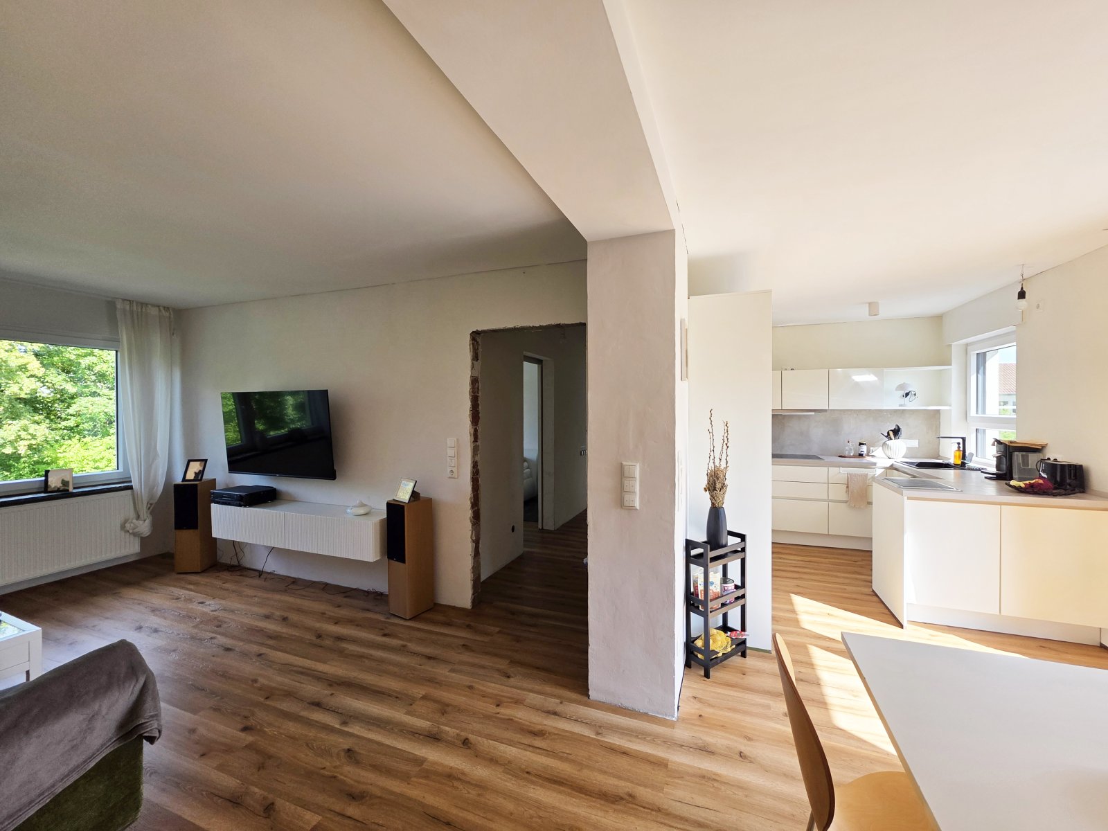 Teilmodernisierte Doppelhaushälfte mit zwei Wohneinheiten und ausgebautem Dachgeschoss