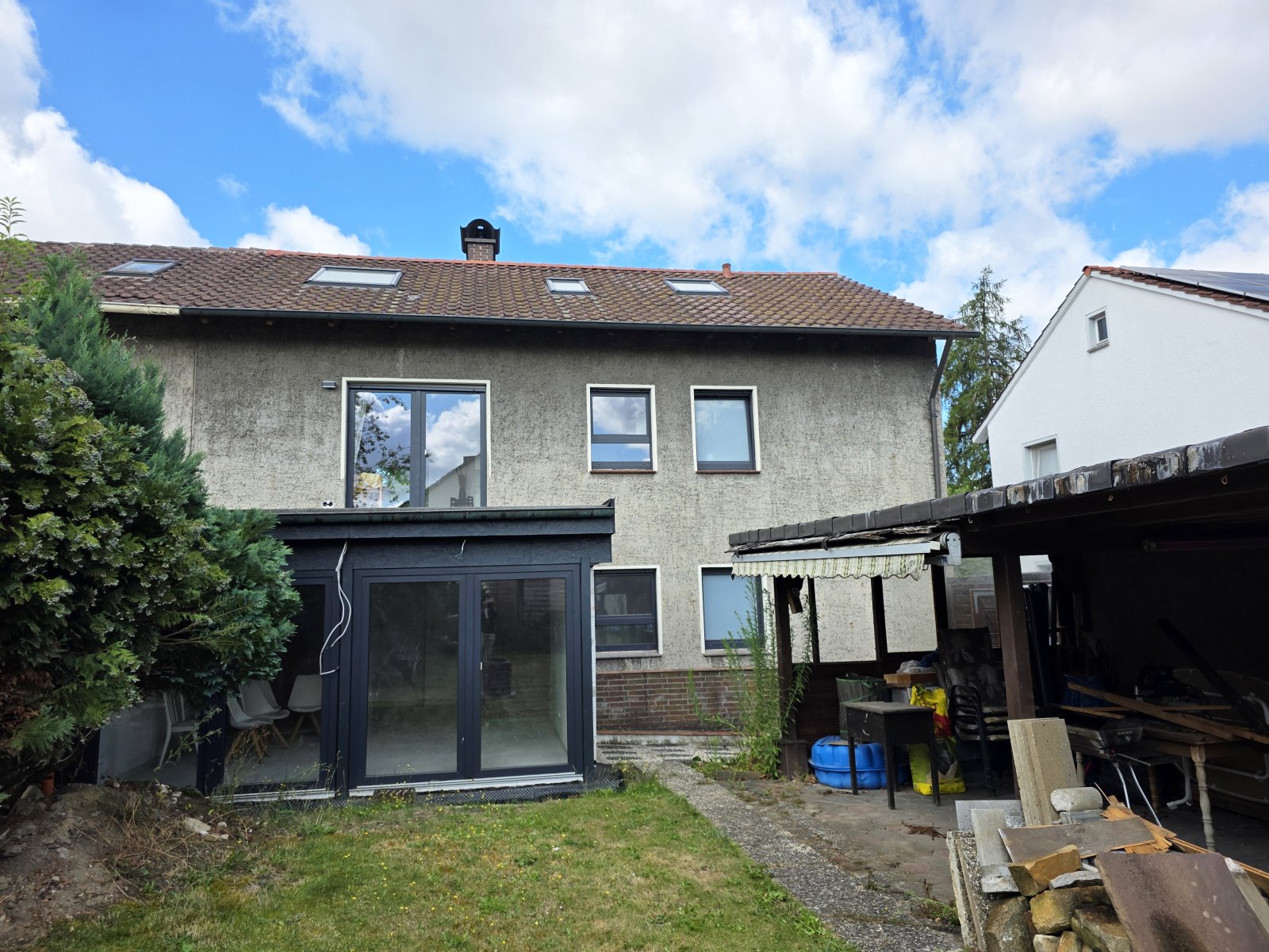 Teilmodernisierte Doppelhaushälfte mit zwei Wohneinheiten und ausgebautem Dachgeschoss