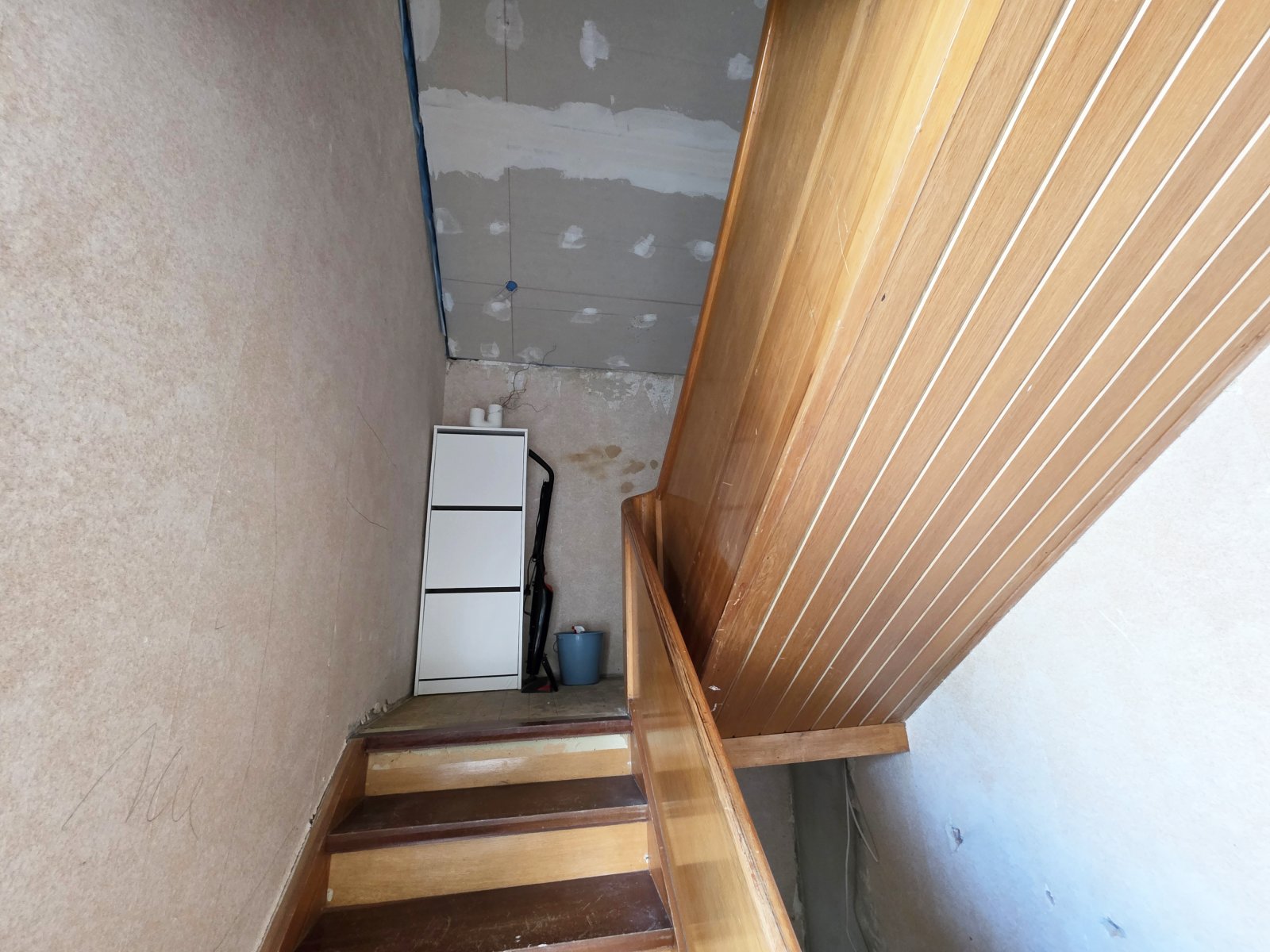 Teilmodernisierte Doppelhaushälfte mit zwei Wohneinheiten und ausgebautem Dachgeschoss