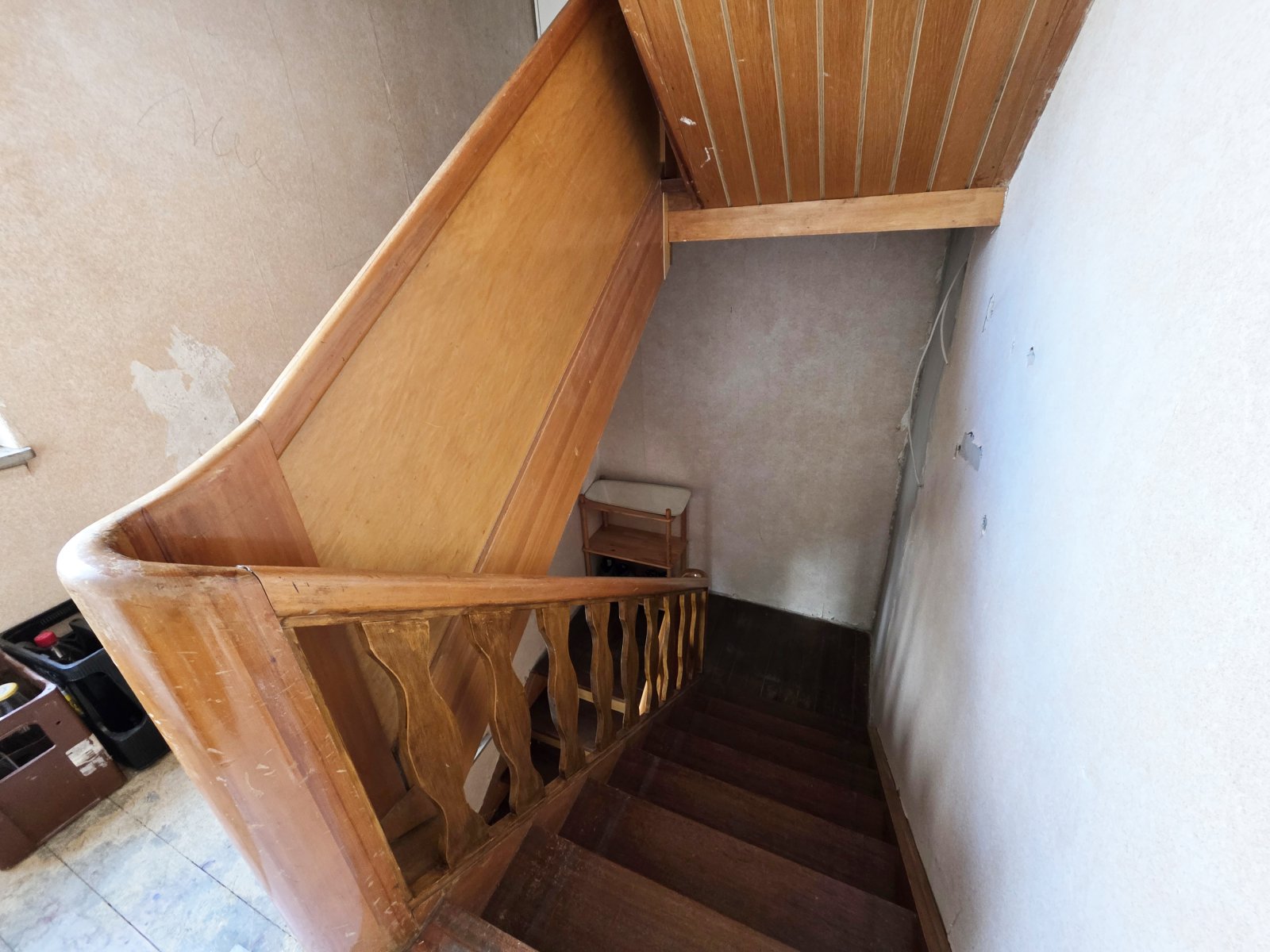 Teilmodernisierte Doppelhaushälfte mit zwei Wohneinheiten und ausgebautem Dachgeschoss