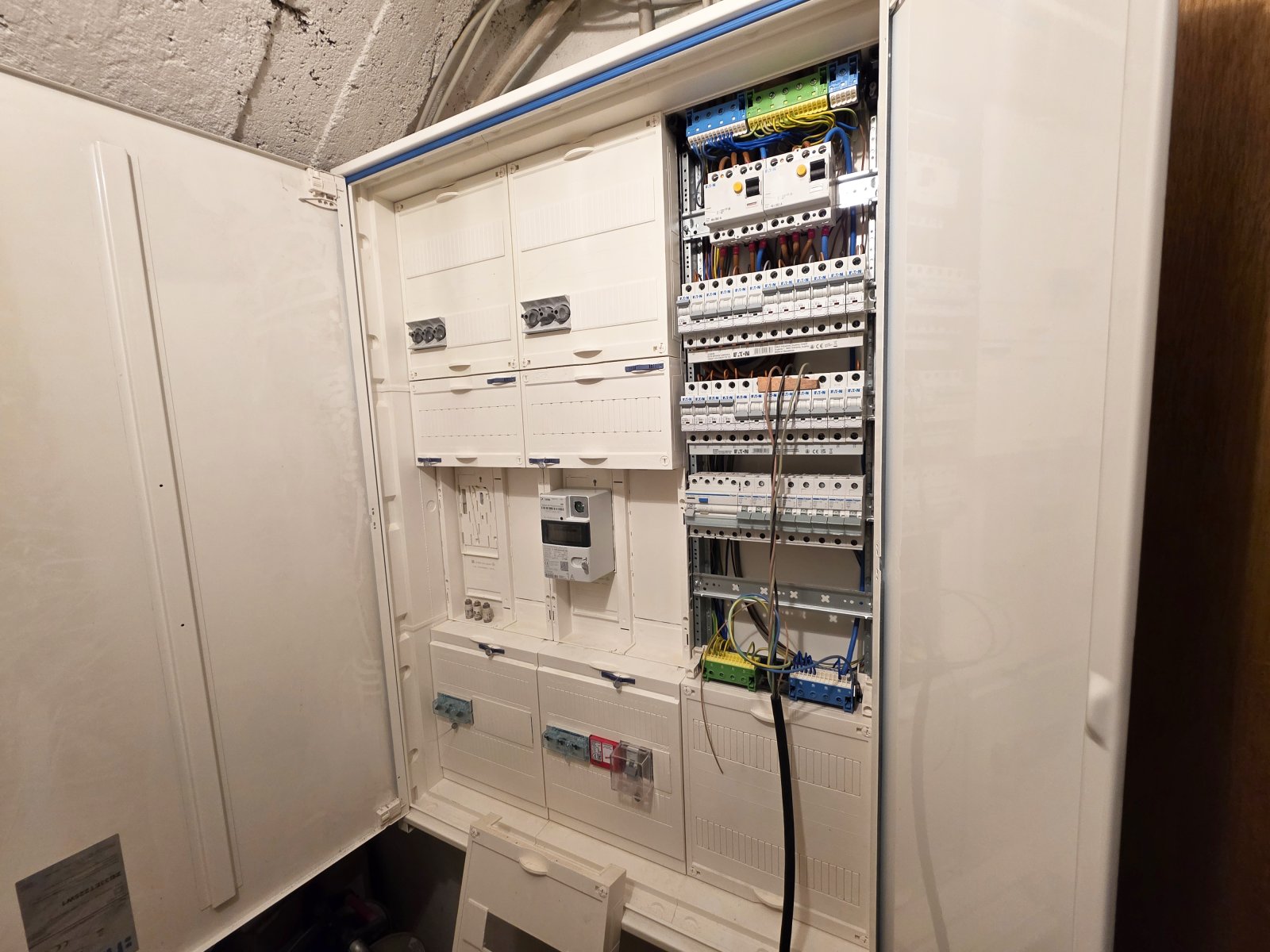 Teilmodernisierte Doppelhaushälfte mit zwei Wohneinheiten und ausgebautem Dachgeschoss