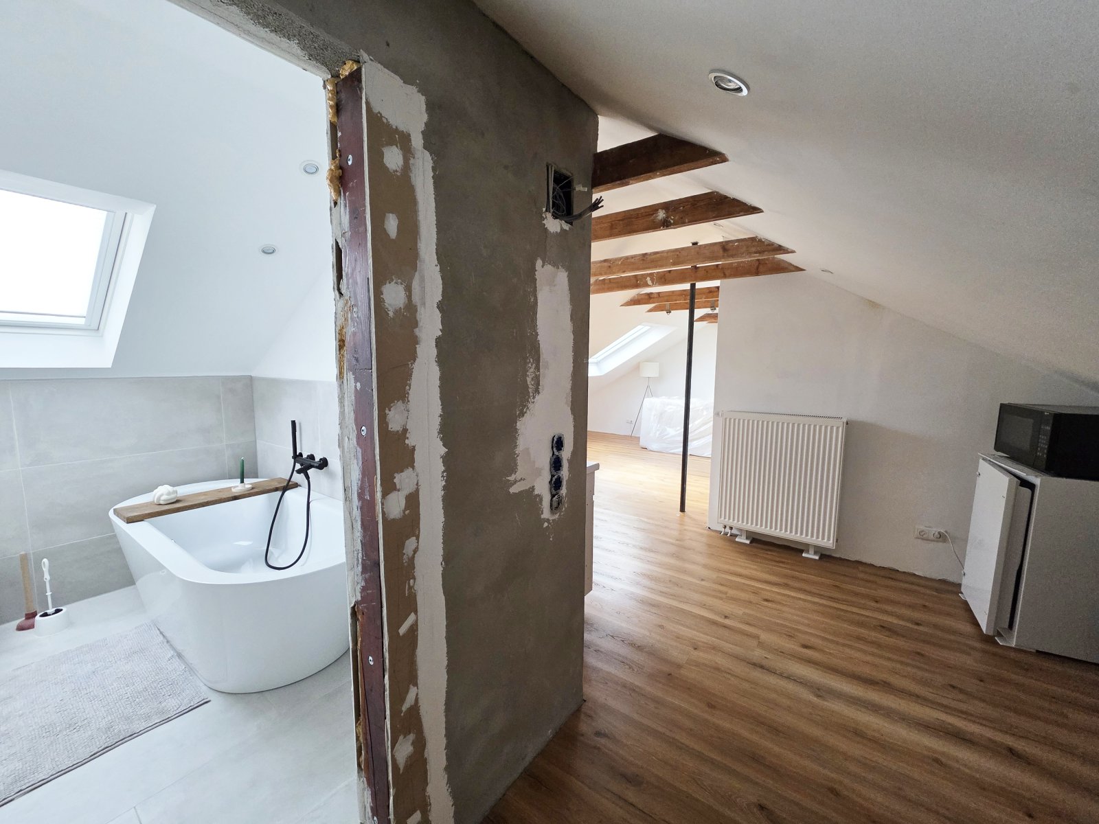 Teilmodernisierte Doppelhaushälfte mit zwei Wohneinheiten und ausgebautem Dachgeschoss