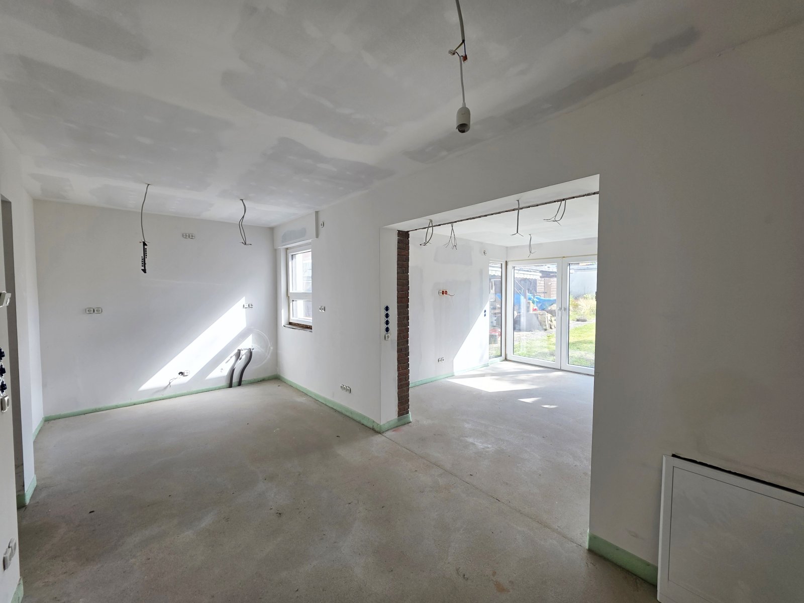 Teilmodernisierte Doppelhaushälfte mit zwei Wohneinheiten und ausgebautem Dachgeschoss