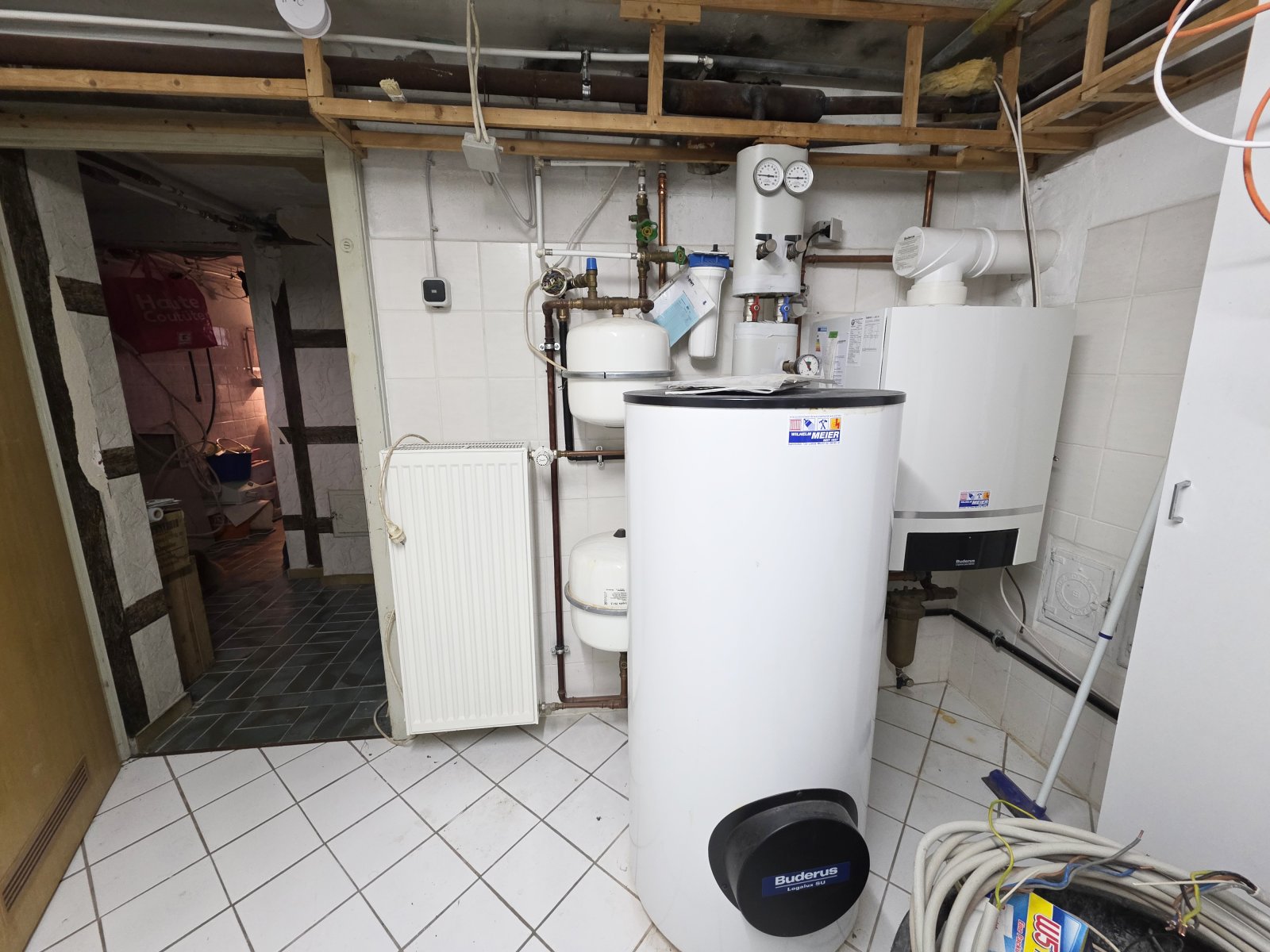 Teilmodernisierte Doppelhaushälfte mit zwei Wohneinheiten und ausgebautem Dachgeschoss