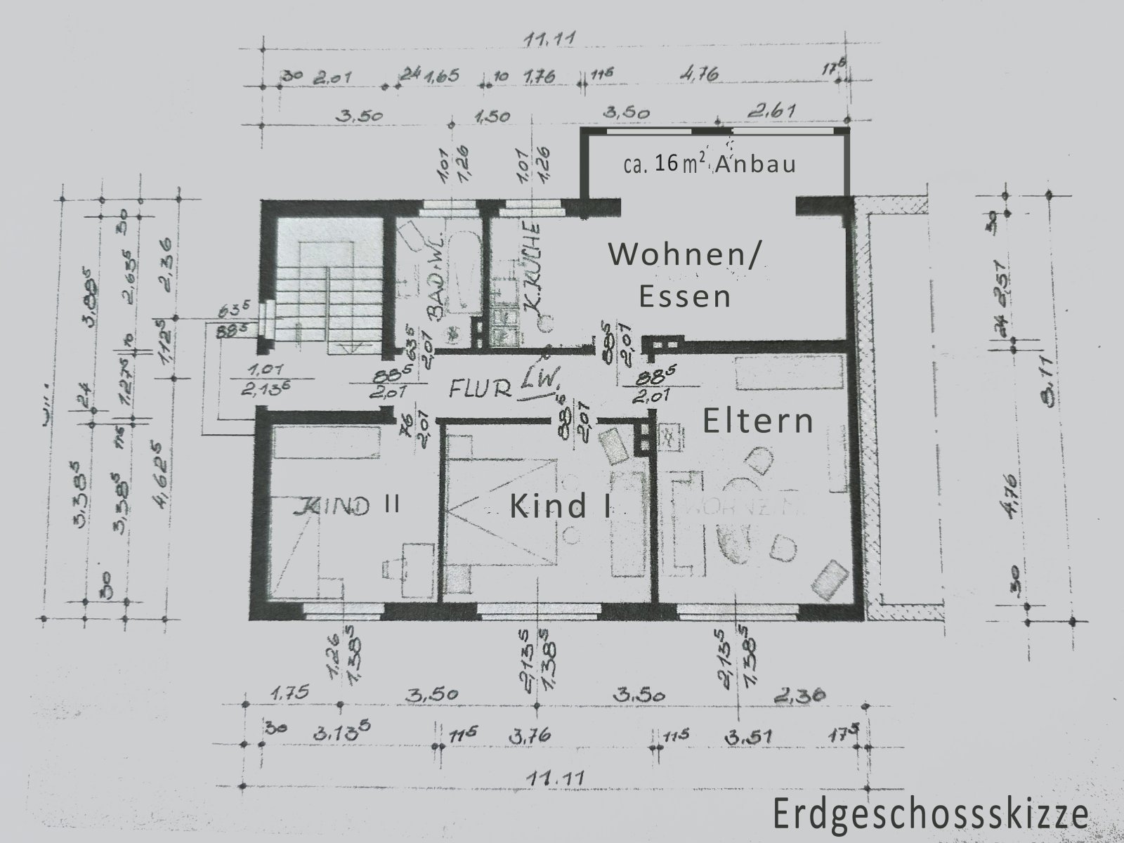 Teilmodernisierte Doppelhaushälfte mit zwei Wohneinheiten und ausgebautem Dachgeschoss