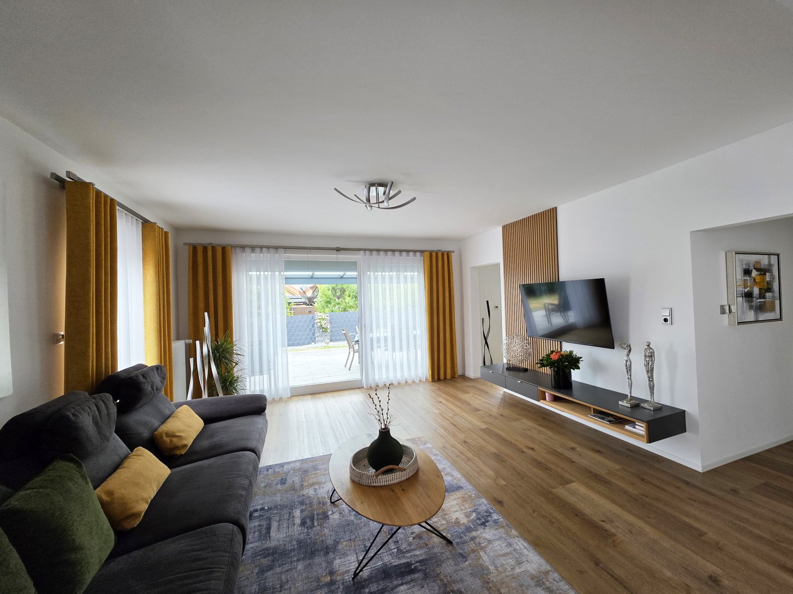 Zwei Wohnkonzepte, ein Zuhause: Modernisiertes Doppelhaus mit großem Grundstück