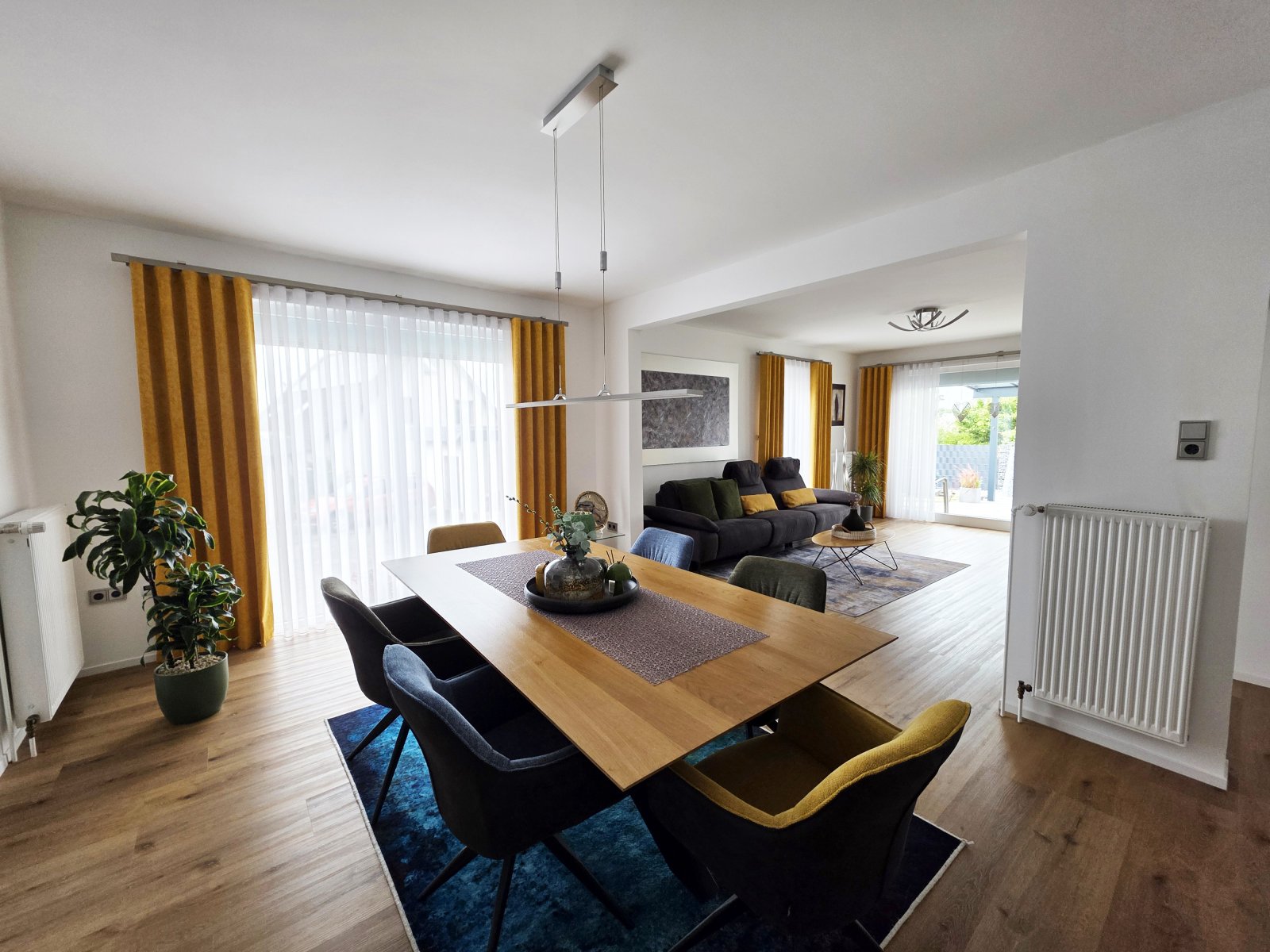 Zwei Wohnkonzepte, ein Zuhause: Modernisiertes Doppelhaus mit großem Grundstück