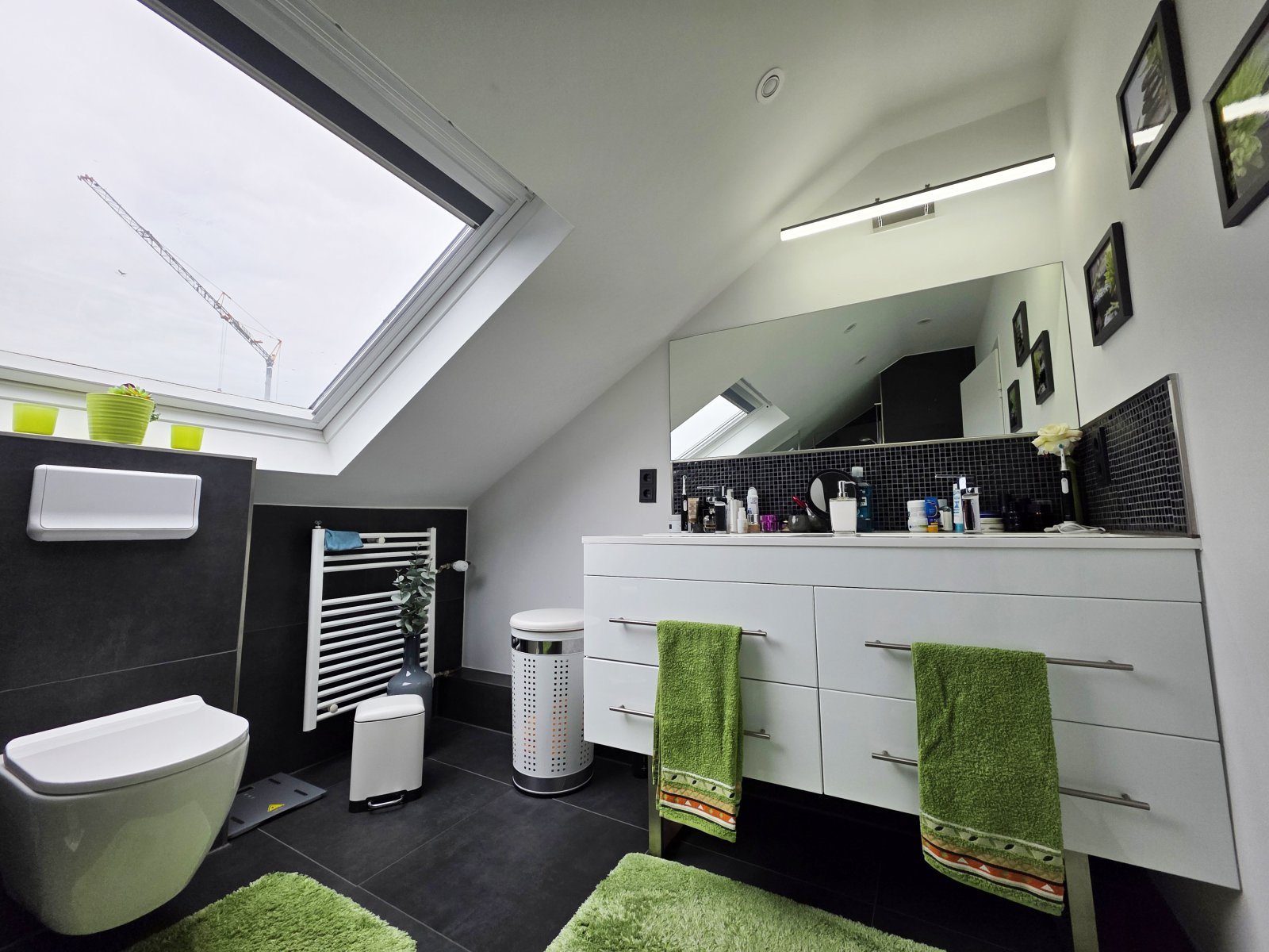 Zwei Wohnkonzepte, ein Zuhause: Modernisiertes Doppelhaus mit großem Grundstück