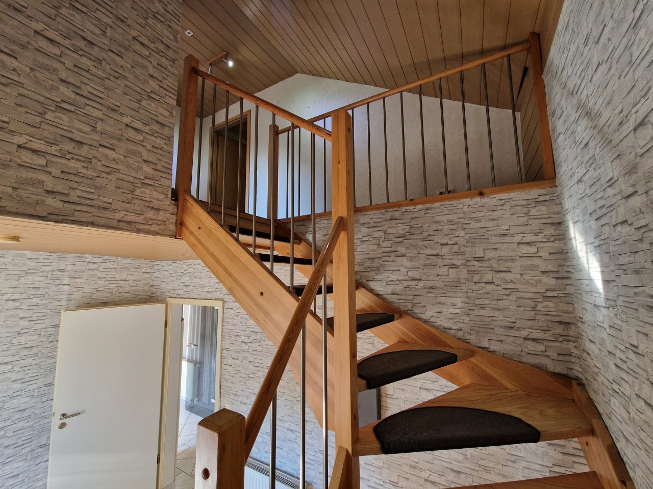Holztreppe zum DG Holztreppe zum DG