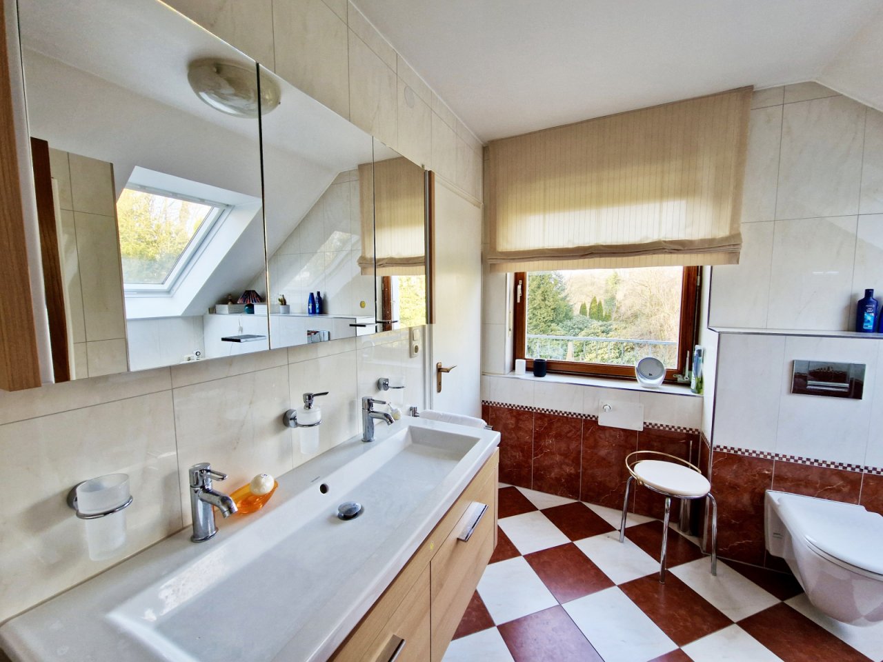 Duschbad mit Doppelwaschbecken Duschbad mit Doppelwaschbecken