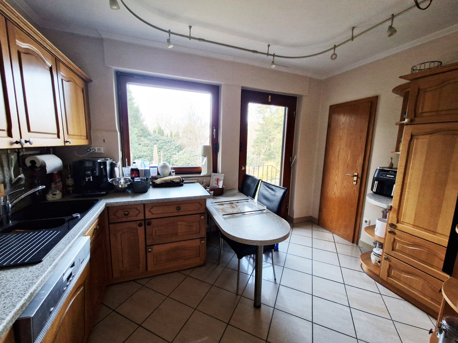 Küche mit Zugang zum Abstellraum und zur Terrasse