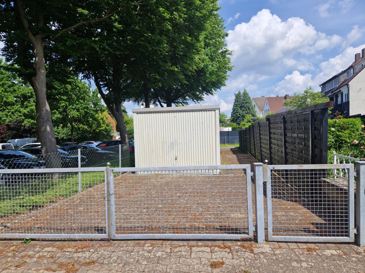 Zuwegung Garage und Garten