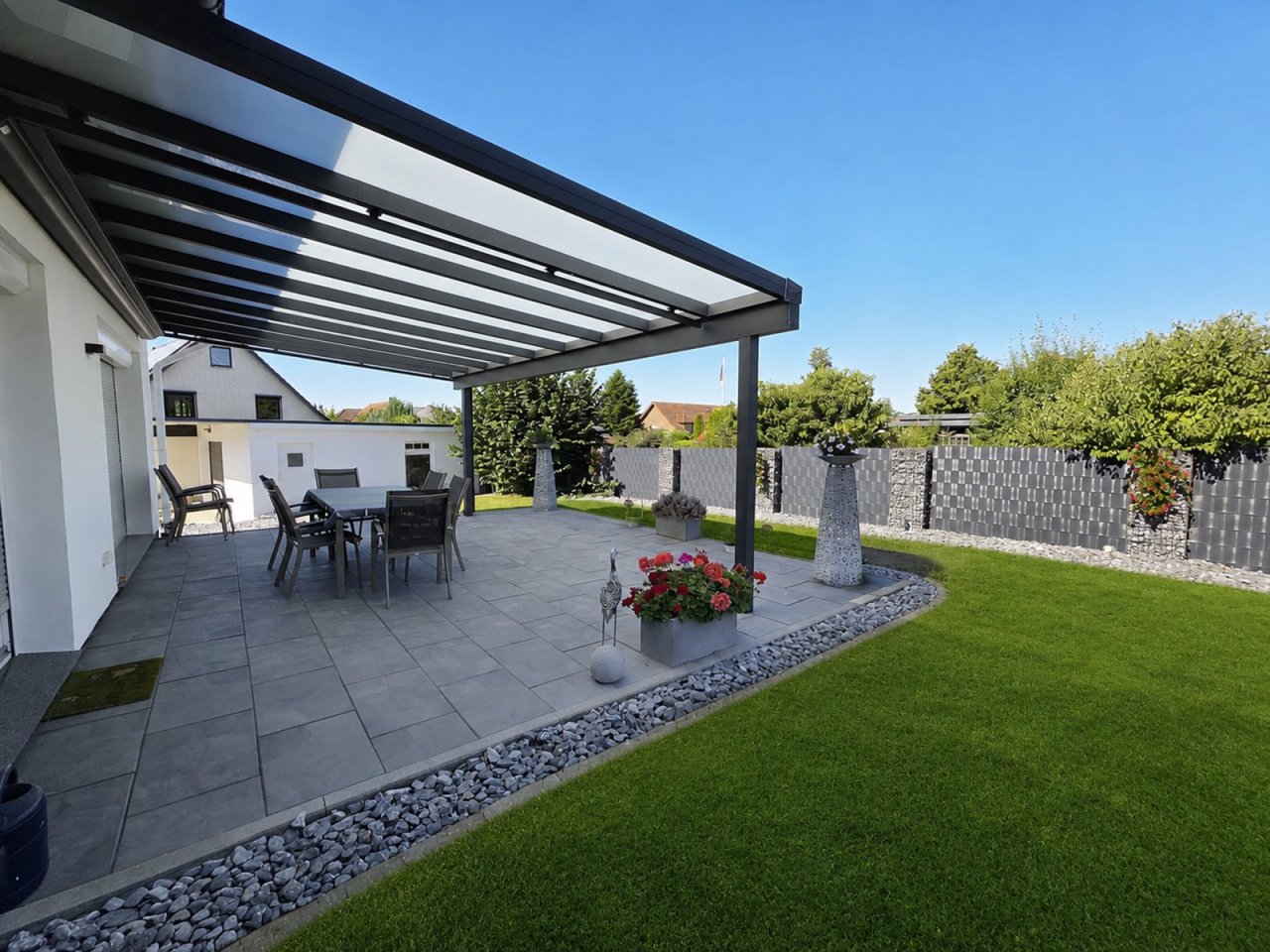überdachte Terrasse Haupthaus 