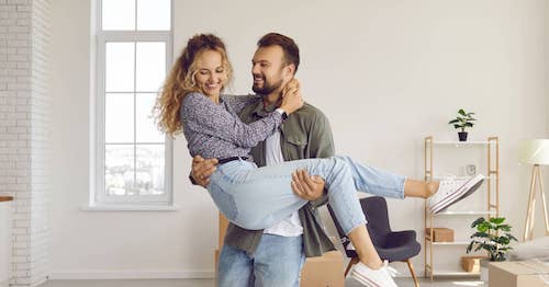 glueckliches paar das ein haus gekauft hat